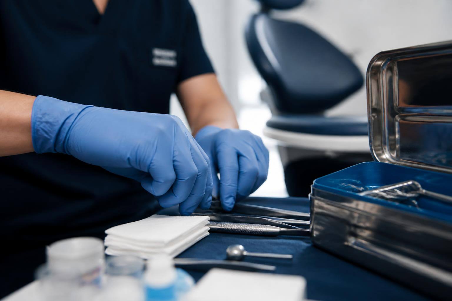 Gants nitrile professionnels bleus en environnement de soins